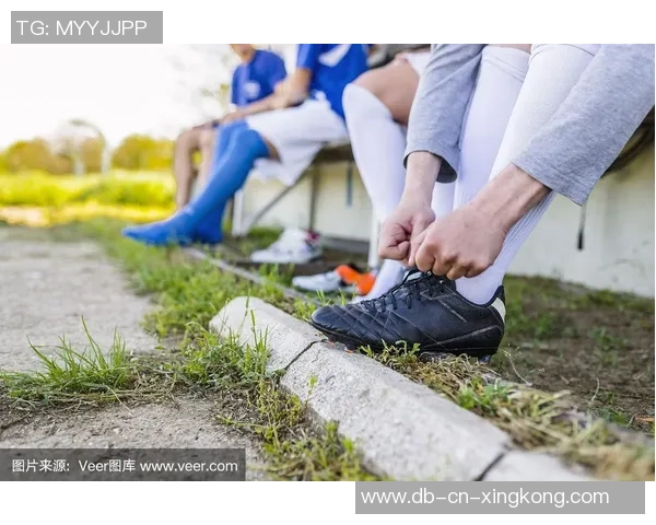 足球鞋系鞋带的正确方法与技巧分享助你提升球场表现