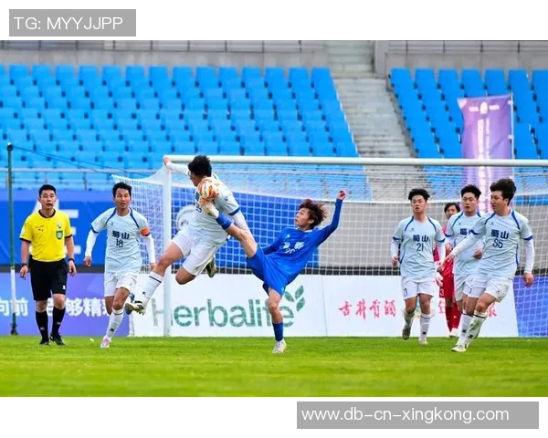 阜阳足球联赛盛况空前各队争夺冠军激战正酣球迷热情高涨助威不断